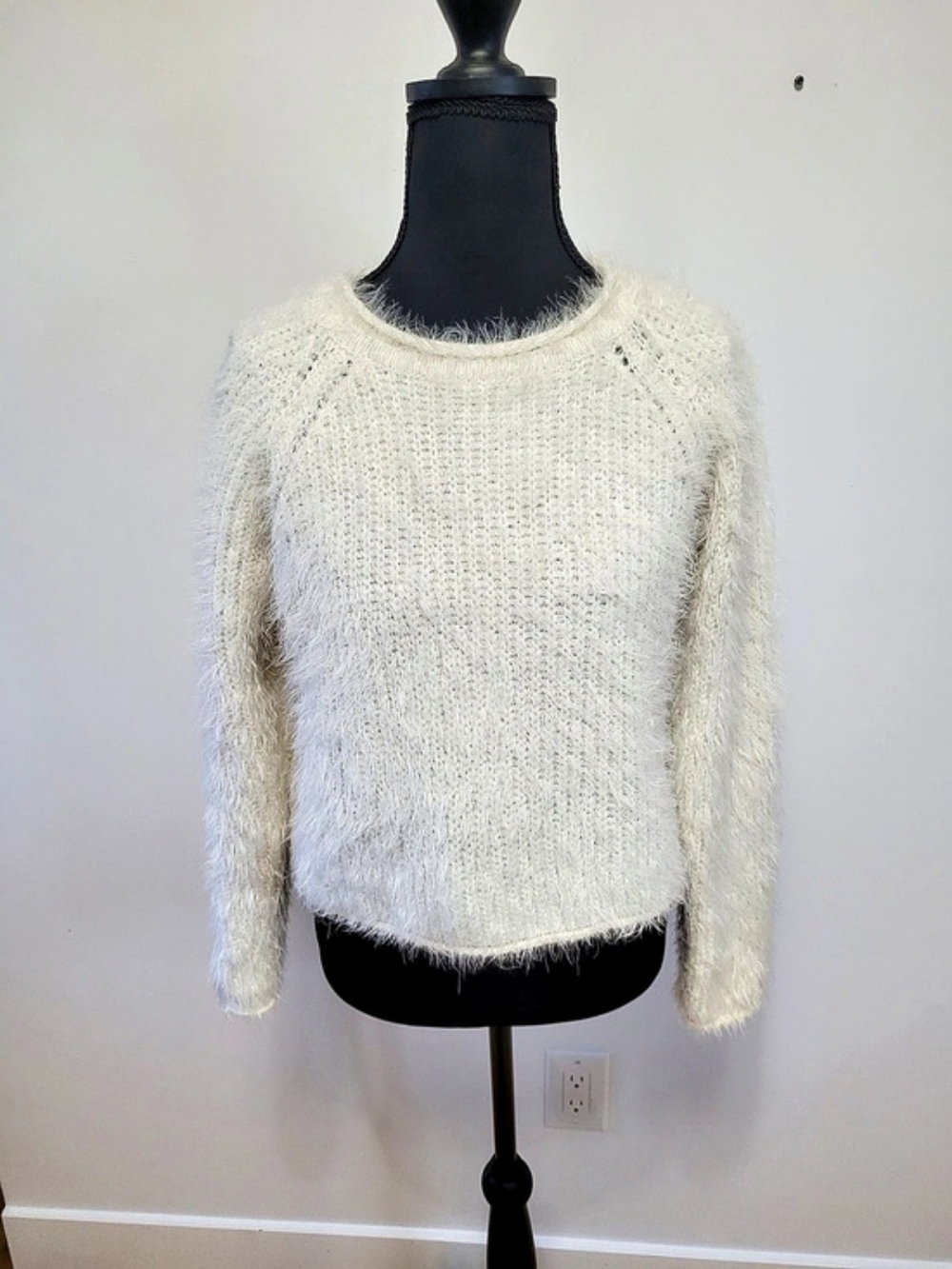 Forever 21 Fuzzy Crew Neck Sweater in White - Size Small - EUC